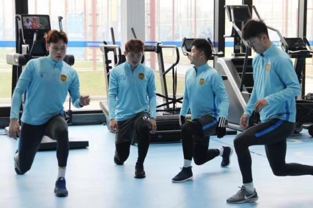 世界杯手机观看软件下载-新中超冠军第一练烟花易冷 如期起航队内如释重负